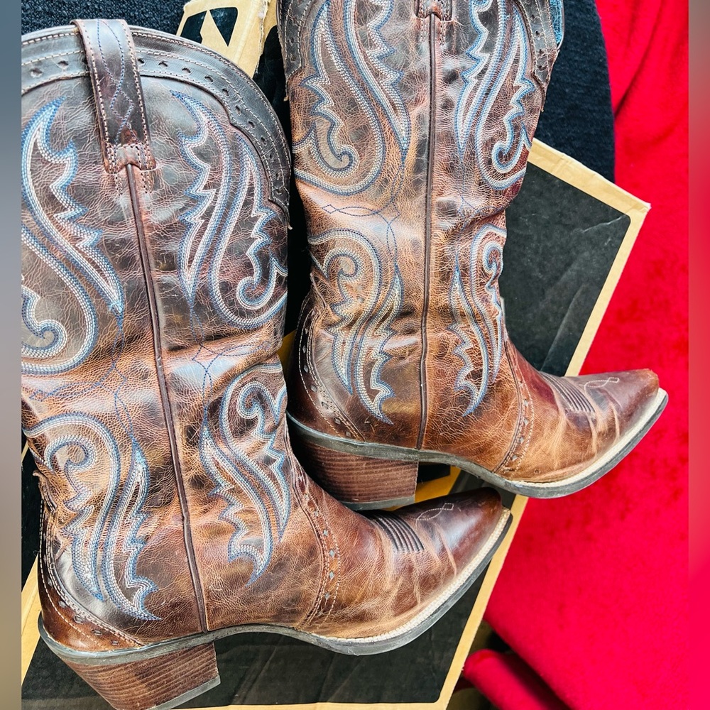EUC Cowgirl Boots! Box included!
